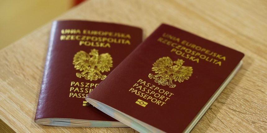 Ile kosztuje paszport dla dziecka w Polsce 2026? Ceny, dopłaty i najczęstsze pułapki