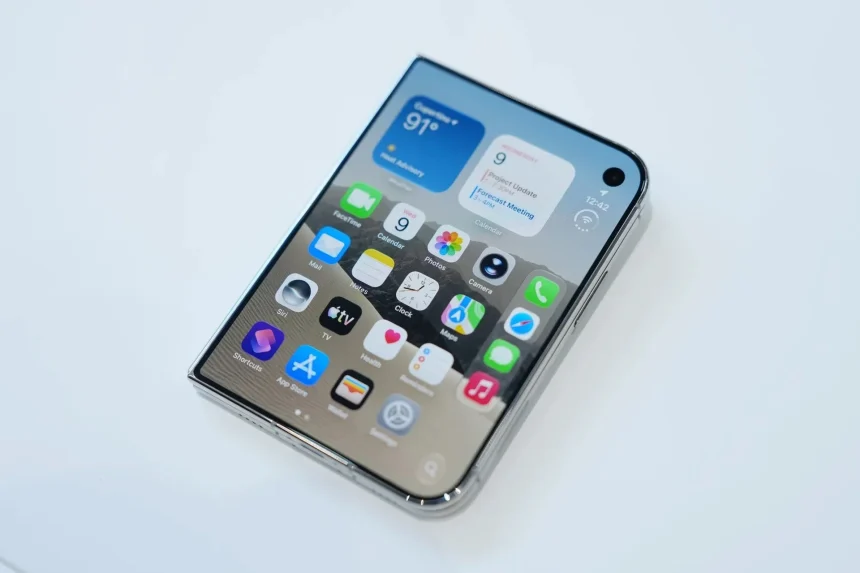 iPhone Duo za 2000 dolarów: czy składany iPhone trafi do Polski 23 czy 30 października?
