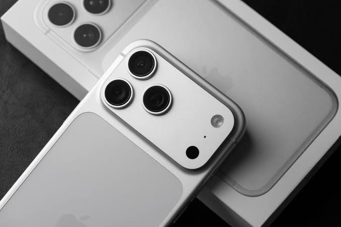 Dlaczego Apple podzieliło premieręiPhone'a 18 na dwa sezony — analiza rynku