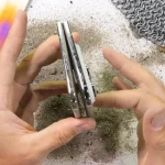 Test wytrzymałości iPhone Duo. Kurz, rysy i uszkodzony zawias