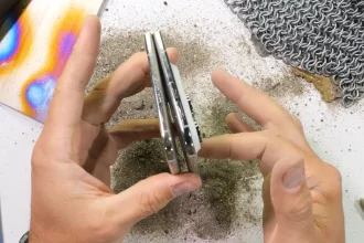 Test wytrzymałości iPhone Duo. Kurz, rysy i uszkodzony zawias