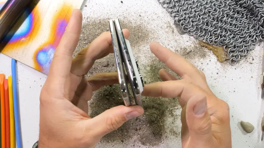 Test wytrzymałości iPhone Duo. Kurz, rysy i uszkodzony zawias