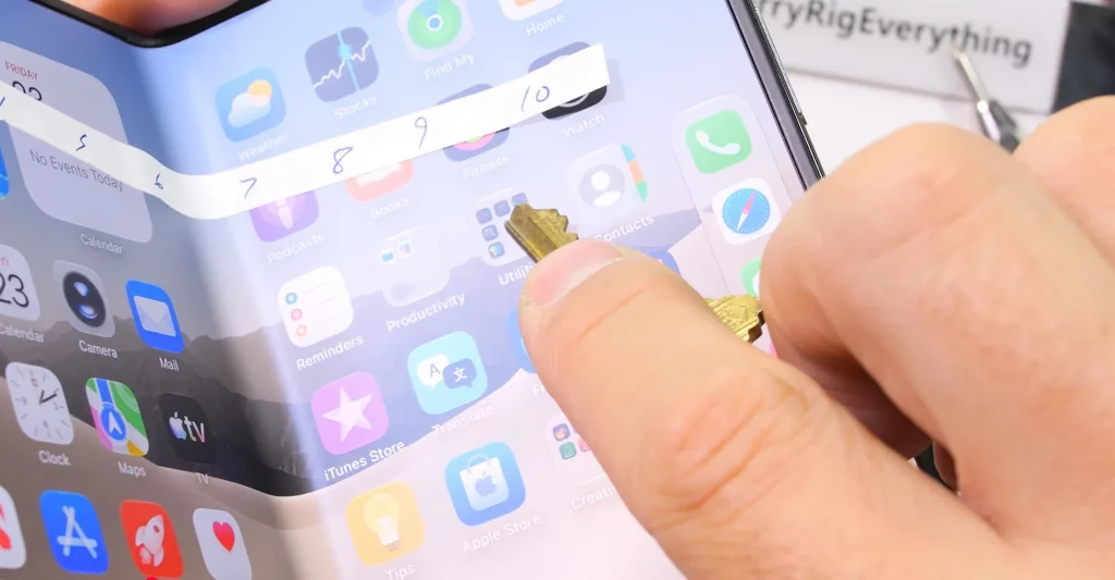 Test wytrzymałości iPhone Duo. Kurz, rysy i uszkodzony zawias