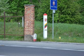 Słupek graniczny i znak granicy państwowej na przejściu Ogrodniki–Lazdijai między Polską a Litwą