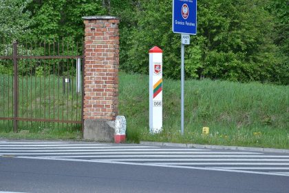 Słupek graniczny i znak granicy państwowej na przejściu Ogrodniki–Lazdijai między Polską a Litwą