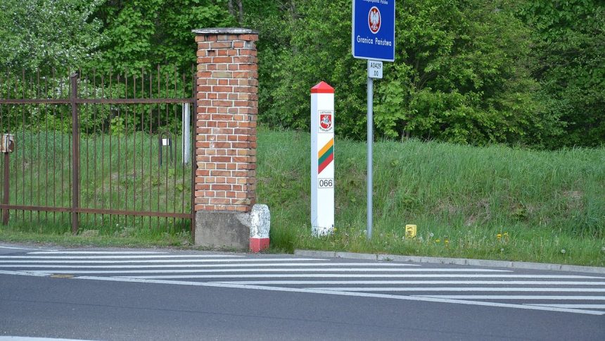 Słupek graniczny i znak granicy państwowej na przejściu Ogrodniki–Lazdijai między Polską a Litwą