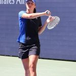 Iga Świątek odbija piłkę forhendem na korcie US Open 2023