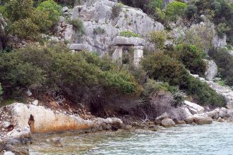 Skaliste wybrzeże wyspy Kekova w południowej Turcji, w pobliżu miejsca odkrycia wraku