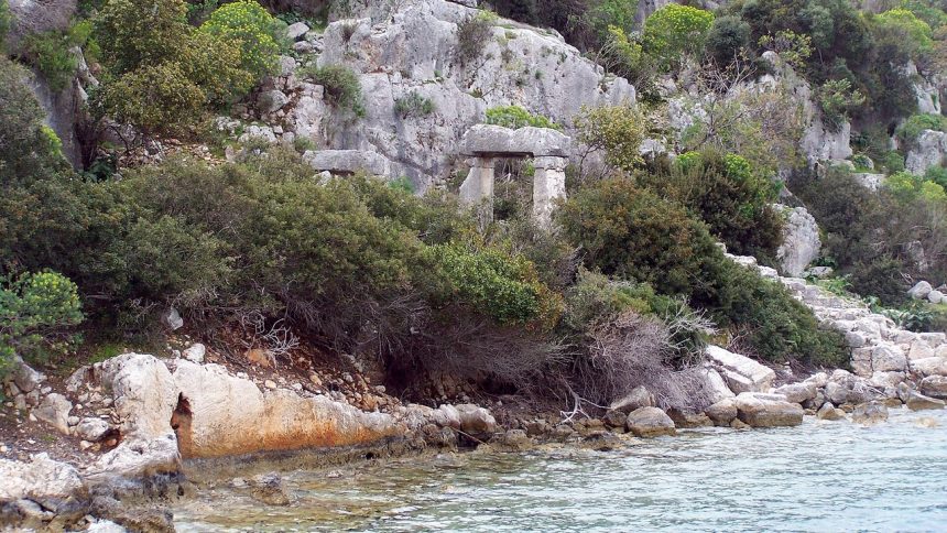 Skaliste wybrzeże wyspy Kekova w południowej Turcji, w pobliżu miejsca odkrycia wraku