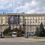 Budynek Ministerstwa Spraw Wewnętrznych i Administracji w Warszawie od strony ul. Rakowieckiej