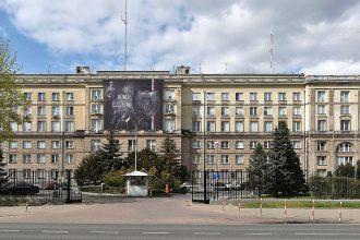 Budynek Ministerstwa Spraw Wewnętrznych i Administracji w Warszawie od strony ul. Rakowieckiej