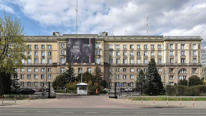Budynek Ministerstwa Spraw Wewnętrznych i Administracji w Warszawie od strony ul. Rakowieckiej