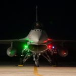 Polski myśliwiec F-16 przygotowywany do lotu nocnego na lotnisku wojskowym