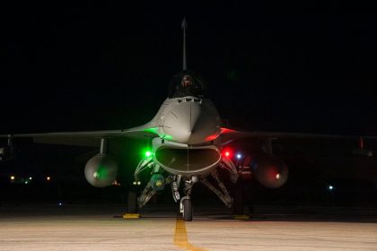 Polski myśliwiec F-16 przygotowywany do lotu nocnego na lotnisku wojskowym
