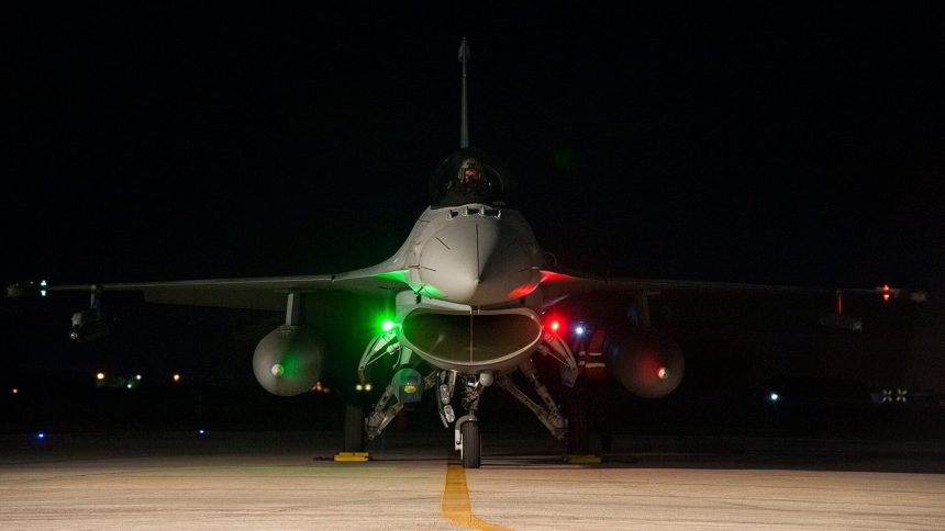 Polski myśliwiec F-16 przygotowywany do lotu nocnego na lotnisku wojskowym