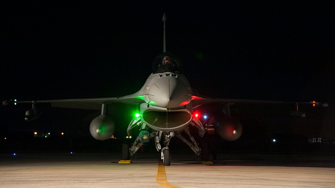 Polski myśliwiec F-16 przygotowywany do lotu nocnego na lotnisku wojskowym