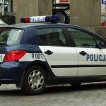 Radiowóz polskiej policji zaparkowany na ulicy w Katowicach