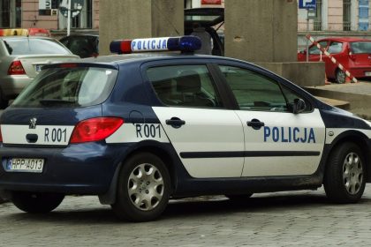 Radiowóz polskiej policji zaparkowany na ulicy w Katowicach