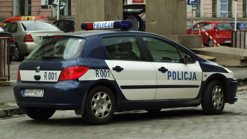 Radiowóz polskiej policji zaparkowany na ulicy w Katowicach