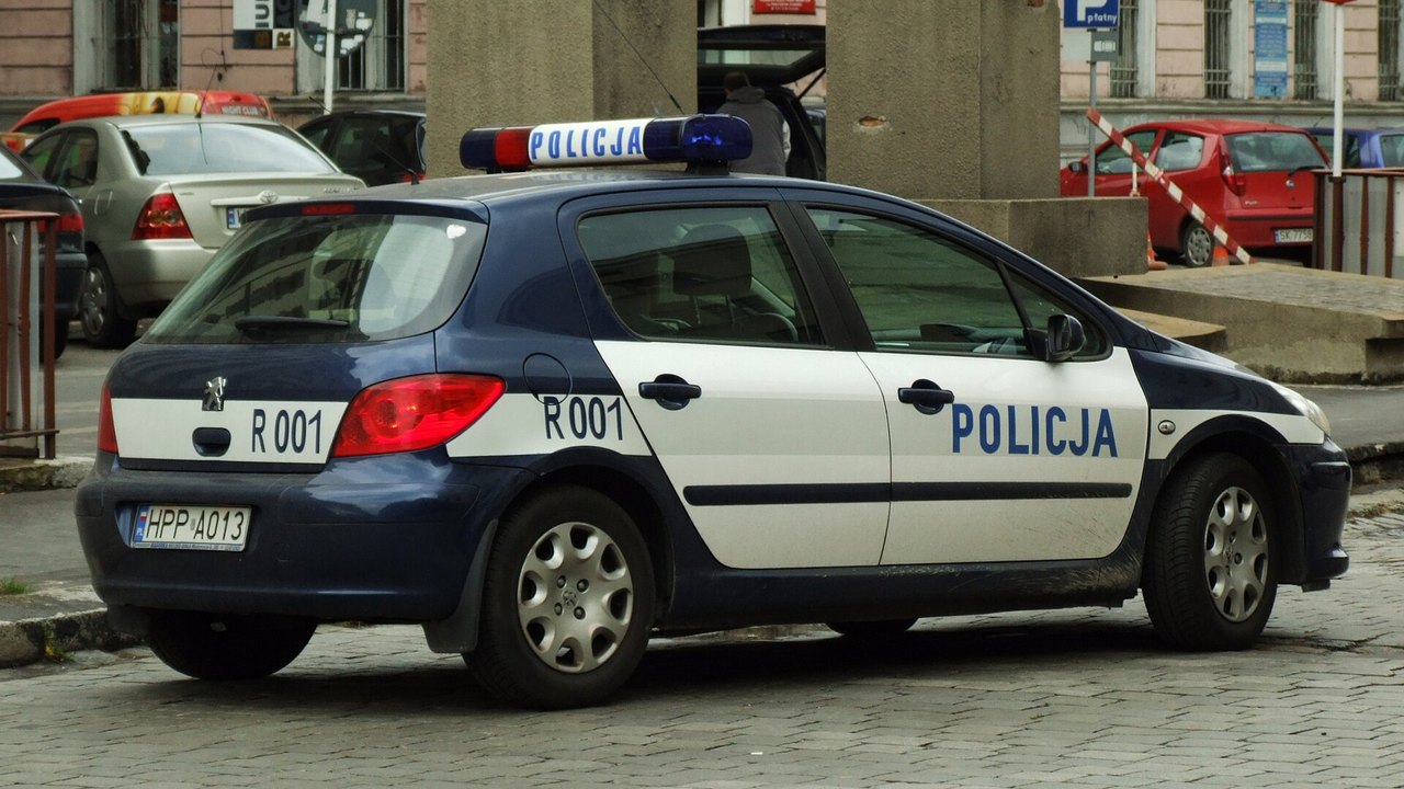 Radiowóz polskiej policji zaparkowany na ulicy w Katowicach