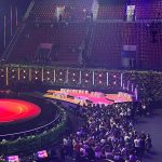Scena konkursu Eurowizji Junior z widownią i kolorowym oświetleniem