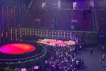 Scena konkursu Eurowizji Junior z widownią i kolorowym oświetleniem