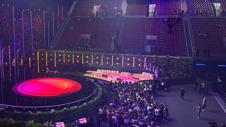 Scena konkursu Eurowizji Junior z widownią i kolorowym oświetleniem