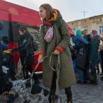 Uchodźcy z Ukrainy z bagażami przy punkcie recepcyjnym w Polsce