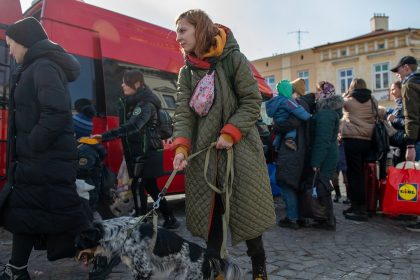 Uchodźcy z Ukrainy z bagażami przy punkcie recepcyjnym w Polsce