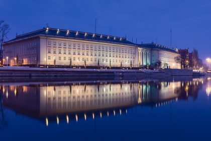 Gmach Dolnośląskiego Urzędu Wojewódzkiego we Wrocławiu, gdzie rozpatrywane są wnioski pobytowe cudzoziemców