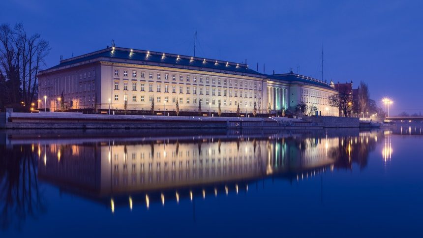 Gmach Dolnośląskiego Urzędu Wojewódzkiego we Wrocławiu, gdzie rozpatrywane są wnioski pobytowe cudzoziemców