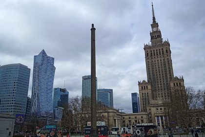 Pałac Kultury i Nauki oraz wieżowce w centrum Warszawy widziane z Alej Jerozolimskich