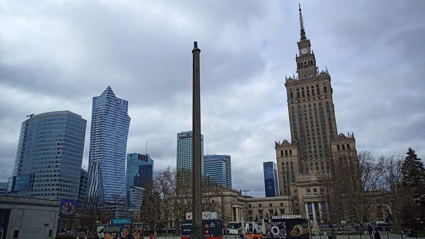 Pałac Kultury i Nauki oraz wieżowce w centrum Warszawy widziane z Alej Jerozolimskich
